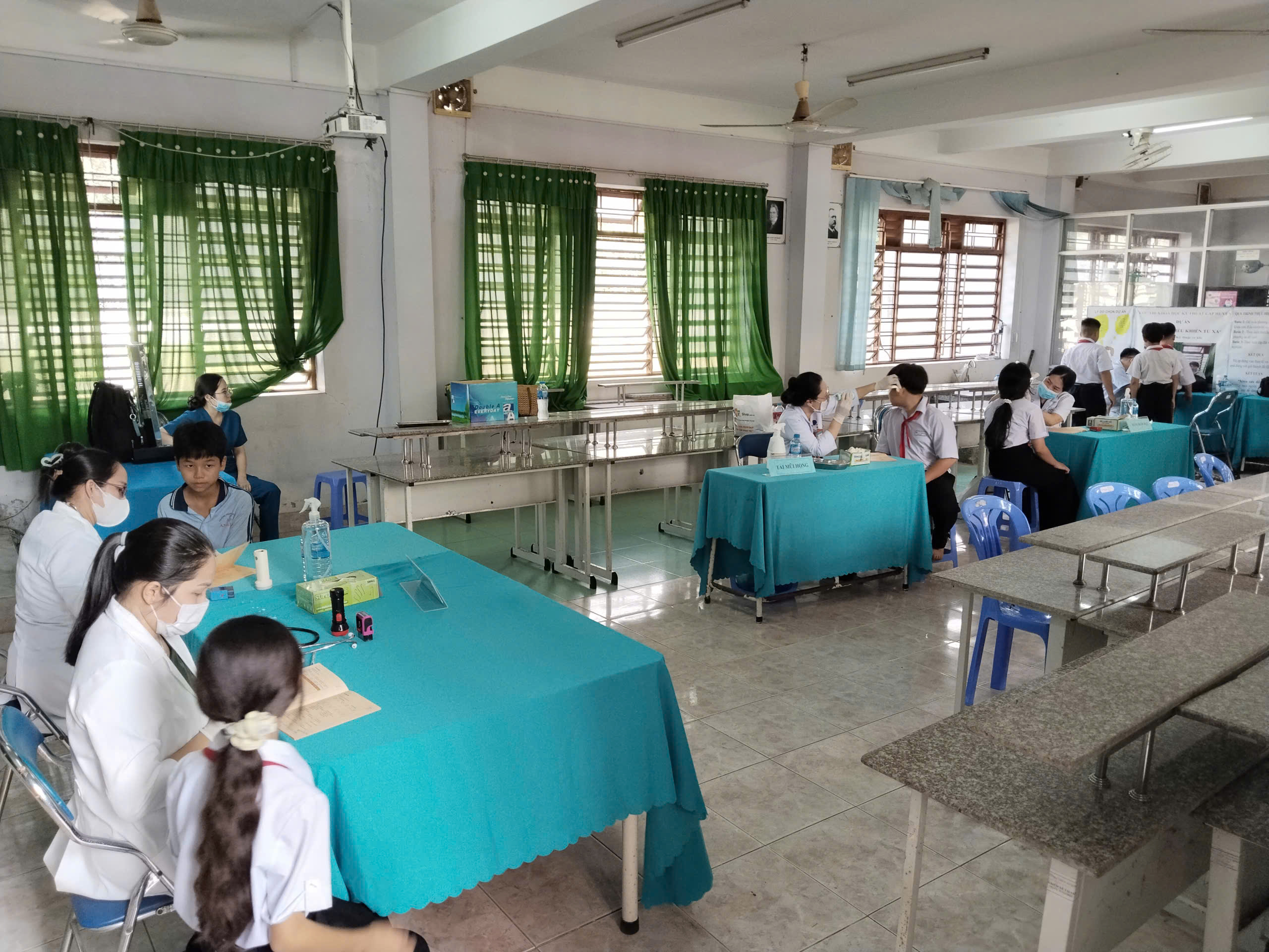 Đội ngũ y tế của TT y tế xã Phú Giáo khám sức khẻ ban đầu cho học sinh trường THCS An Bình